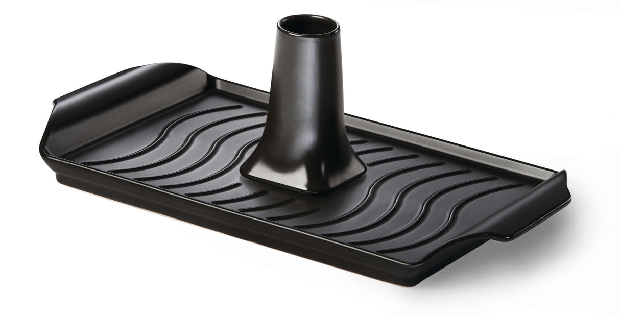 ENSEMBLE DE LÈCHEFRITE EN CÉRAMIQUE ET DE RÔTISSOIRE À POULET DE STYLE CANE